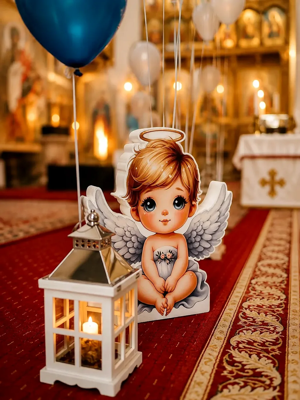 Figurină îngeraș și felinar în decorul de botez