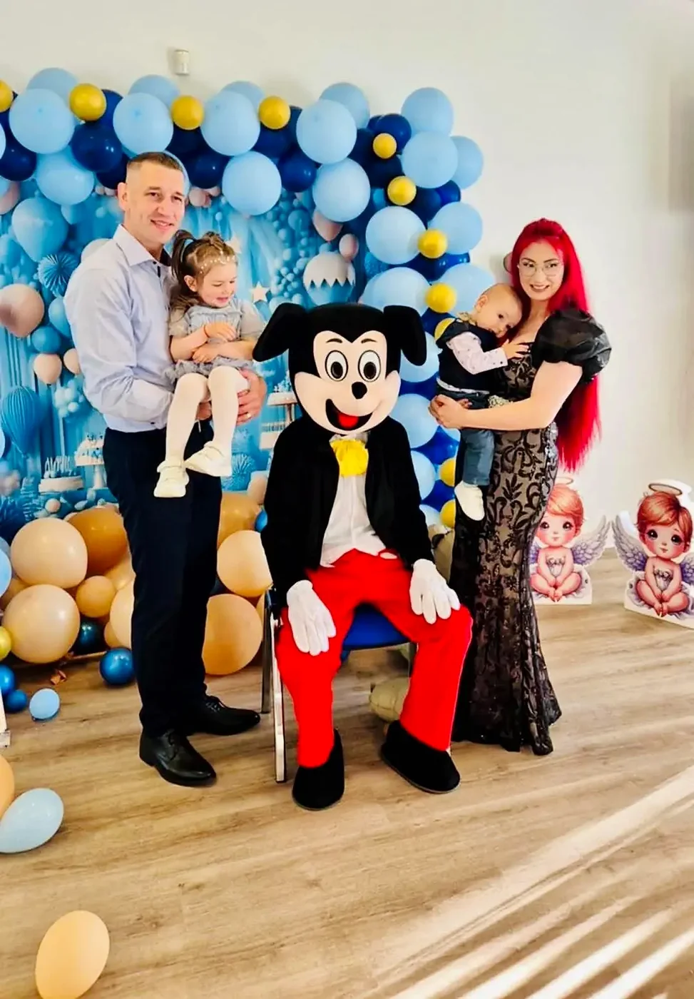 Moment de la un eveniment cu mascotă